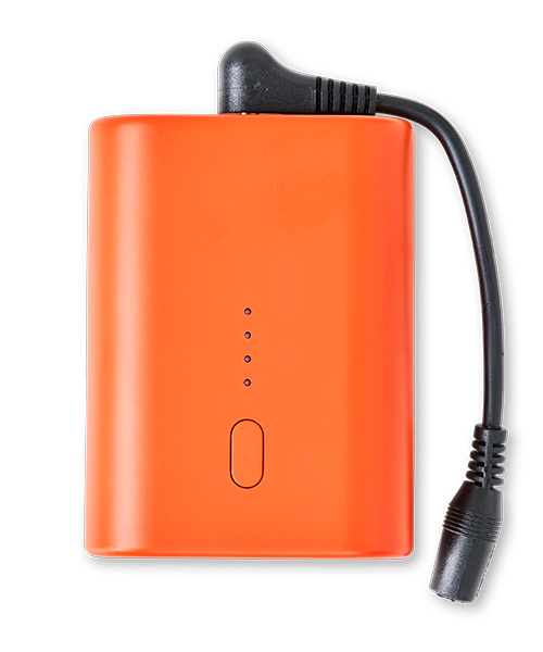 Oranžinis baterijų paketas su mygtuku ir LED indikatoriais, skirtas NordicHeat šiltiems drabužiams; turi prijungtą laidą su kištuku, pateiktas baltame fone.