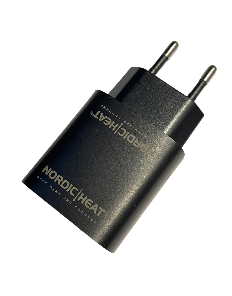 Juodas sieninis įkroviklis su dviem kojelėmis, pažymėtas "NORDIC | HEAT" ir šūkiu "STAY WARM AND FOCUSED", skirtas NordicHeat šildomiems drabužiams.