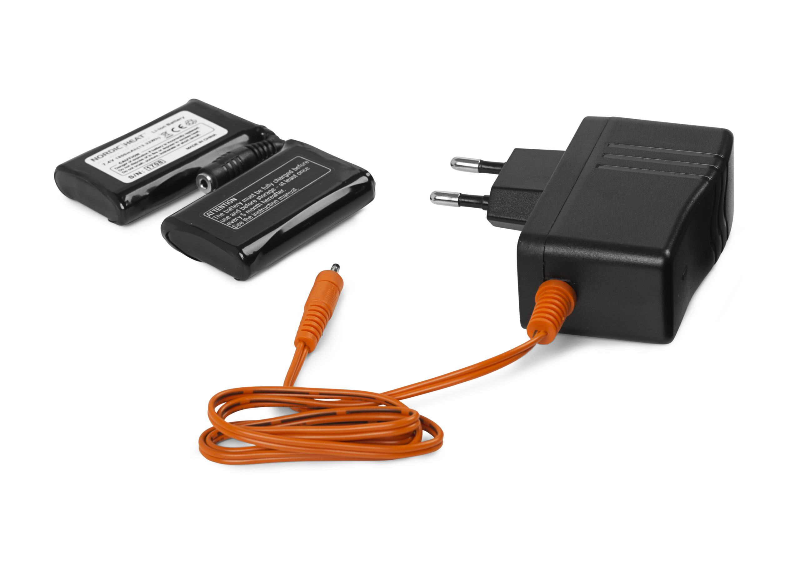 NordicHeat termo drabužiai apima dvi juodas įkraunamas baterijas ir įkroviklį su prijungtu oranžiniu laidu. Produktas skirtas šildomiems drabužiams maitinti.