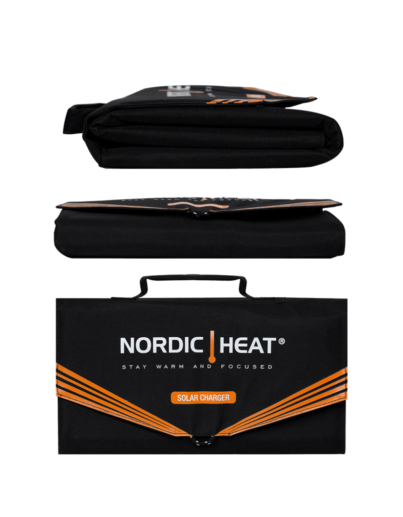 Sulankstoma juoda kuprinė su Nordic Heat logotipu. Tekstas: "STAY WARM AND FOCUSED" ir "SOLAR CHARGER". Kuprinė skirta šiltų drabužių ar įrangos laikymui ir transportavimui.