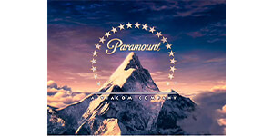 Kalnų sniegas po žvaigždėtu dangumi. Tekstas: "Paramount" ir "A Viacom Company". Vaizdinga gamtos aplinka gali išryškinti šiltus ir funkcionalius NordicHeat produktus aktyviam gyvenimo būdui.