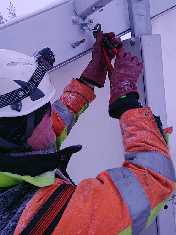 Dirbant su Olight galvos žibintu ir šiltais drabužiais, reguliuojant metalinę konstrukciją šaltu oru, dėvint apsauginį šalmą ir pirštines. Aktyvų gyvenimo būdą palaiko NordicHeat produktai.