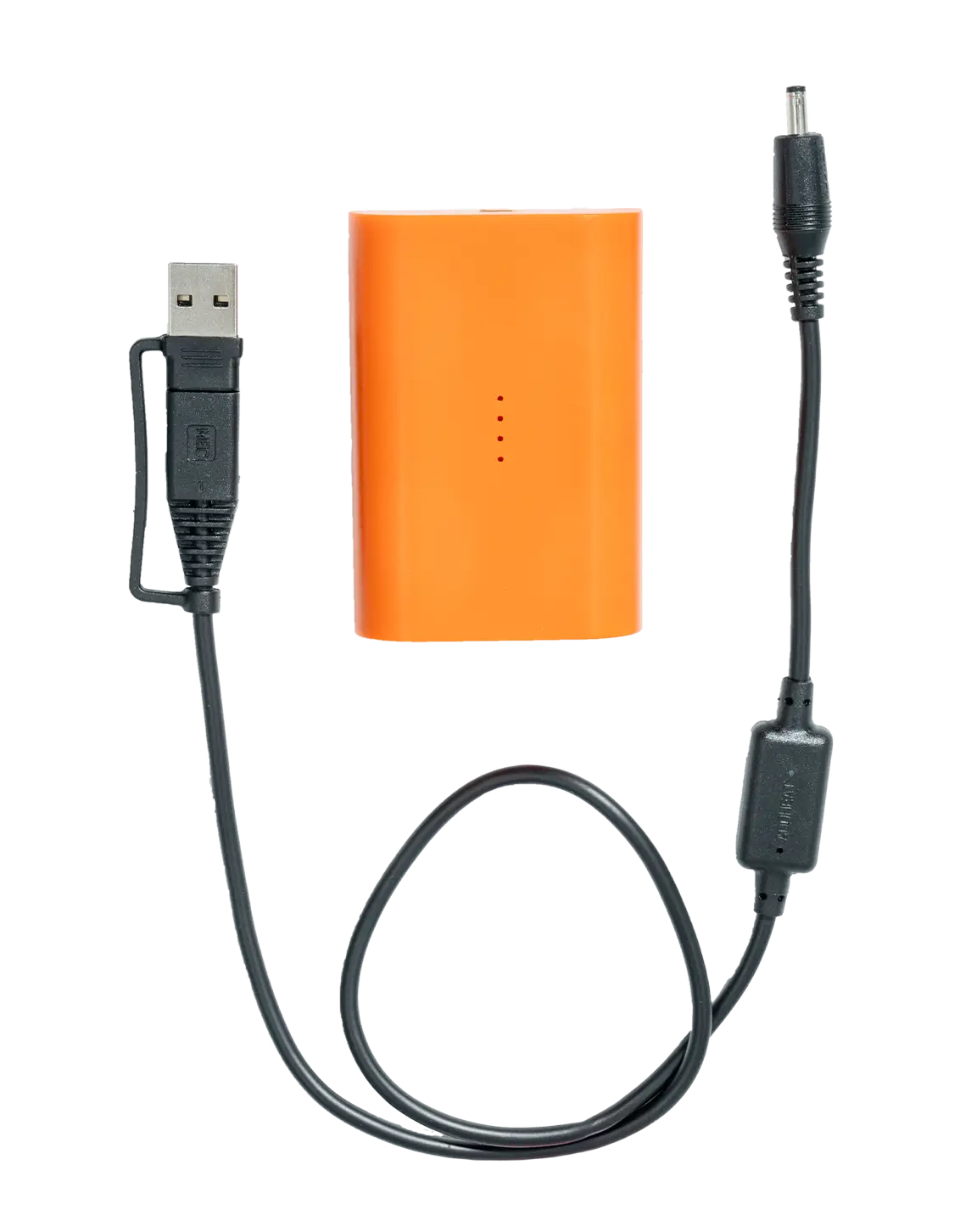 Oranžinis baterijų paketas su LED indikatoriais ir jungiamuoju kabeliu su USB jungtimi ir DC jungtimi, tikėtina, prijungtas prie NordicHeat šildomų drabužių.