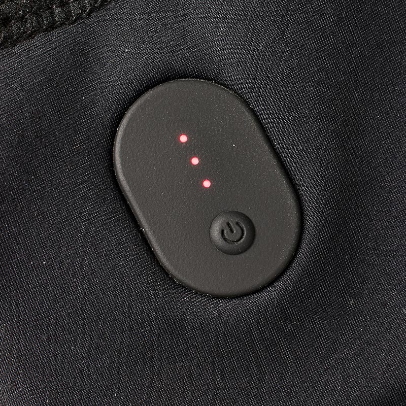 Juodas audinys su elektroniniu šilumos valdymu. Ovalus mygtukas su trimis raudonomis LED lemputėmis nurodo šilumos nustatymus.